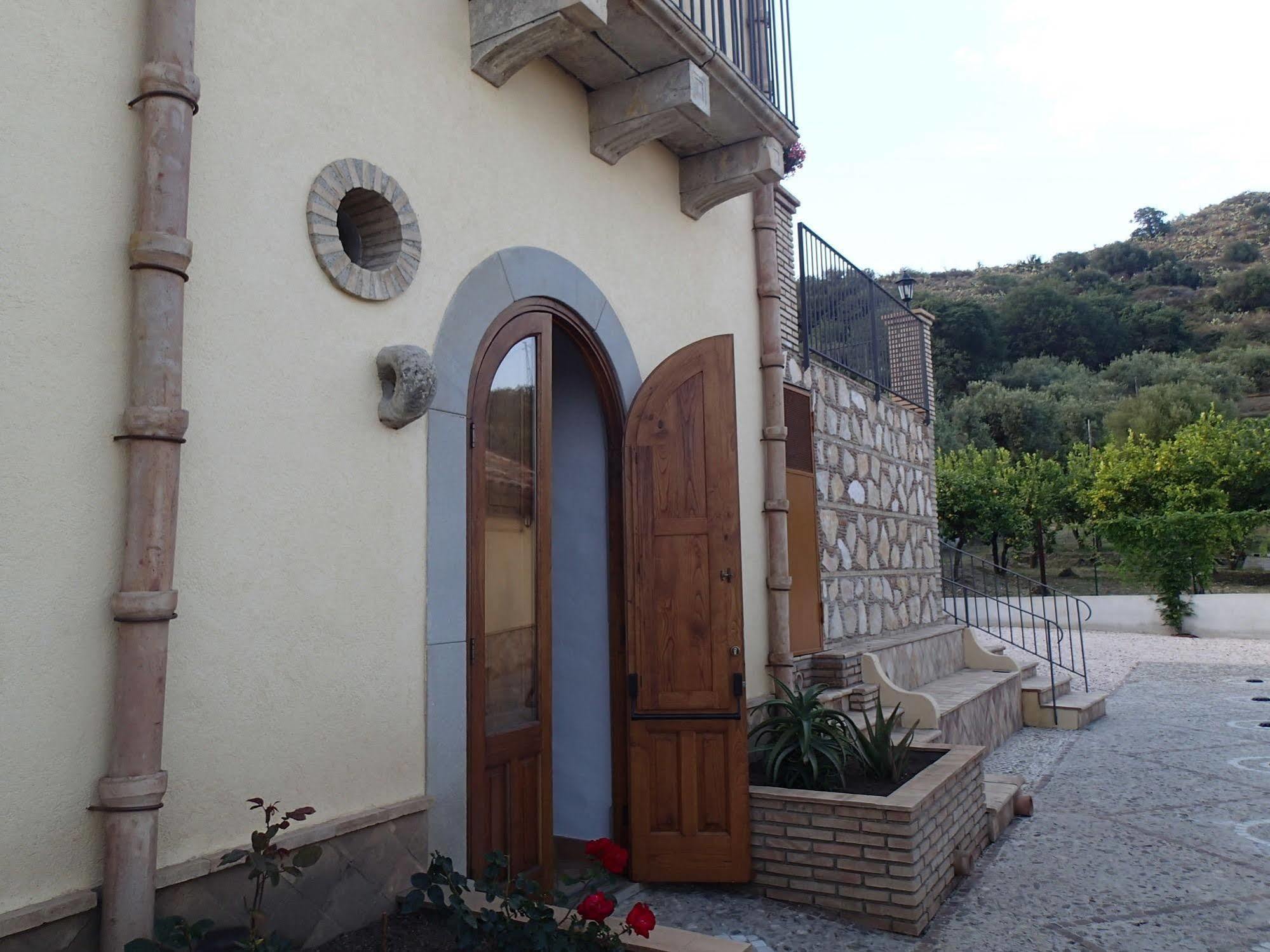 Patitiri Santa Teresa Di Riva Exterior foto