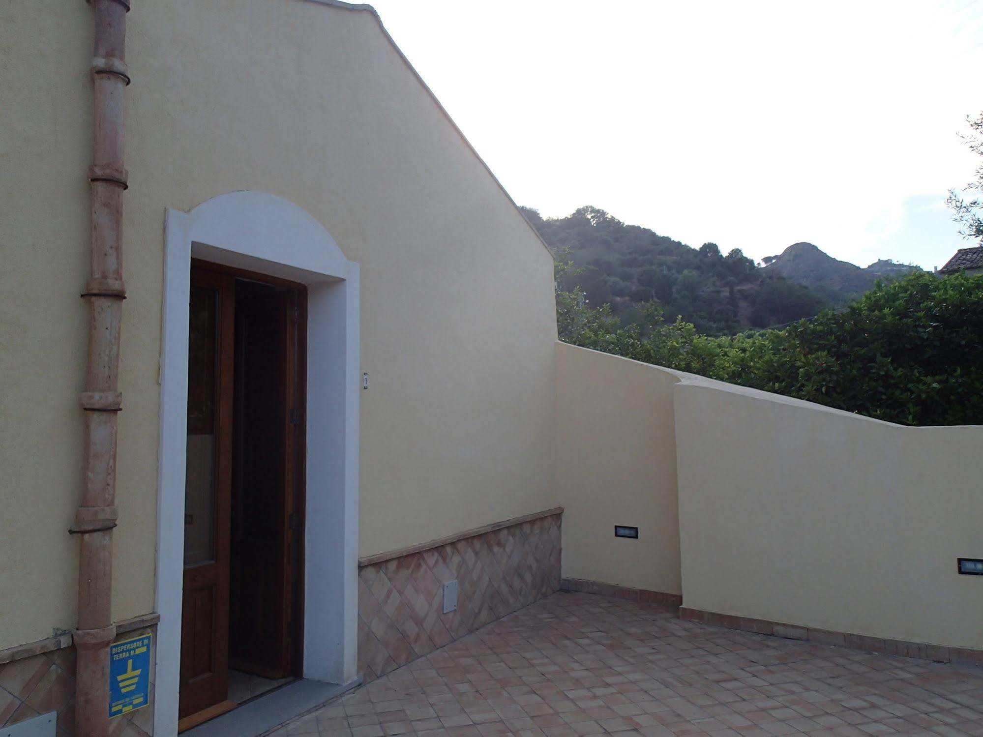 Patitiri Santa Teresa Di Riva Exterior foto